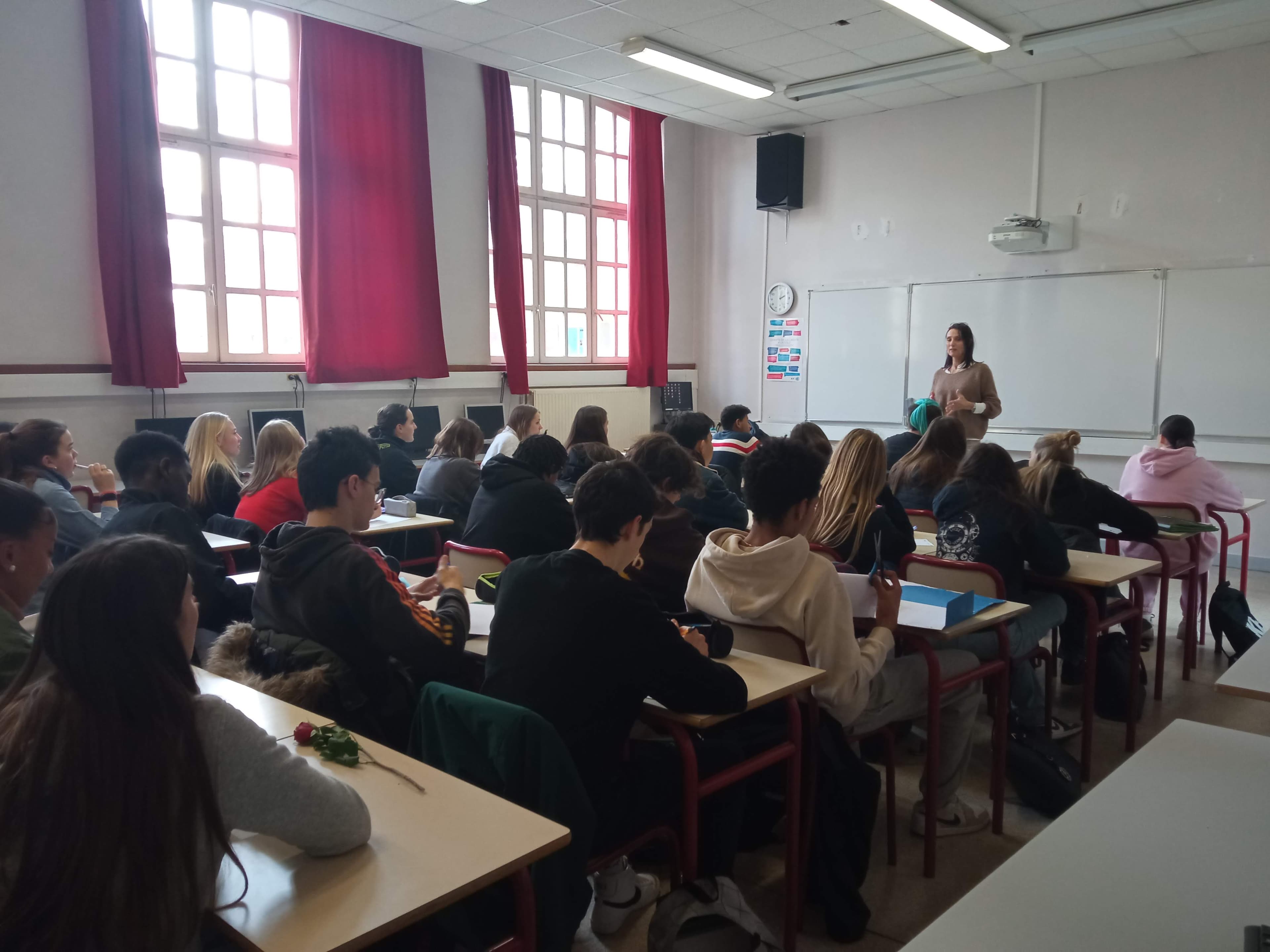 Lisa Tanfin en conférence sur la gestion du stress